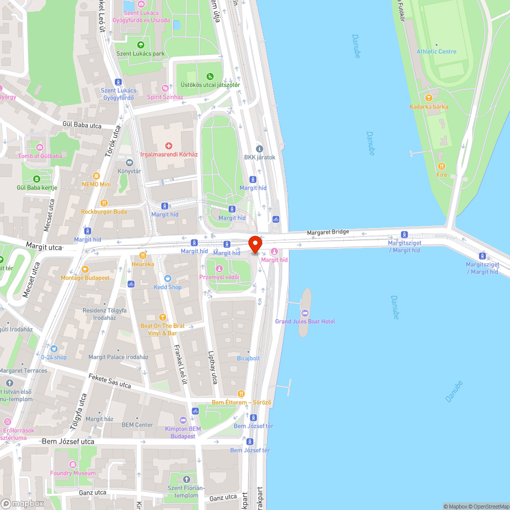 Félredobott szegélykő a Margit híd budai hídfőjénél. bejelentés helye