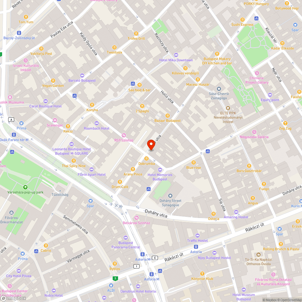 Lelapította egy autó a biciklitárolókat bejelentés helye