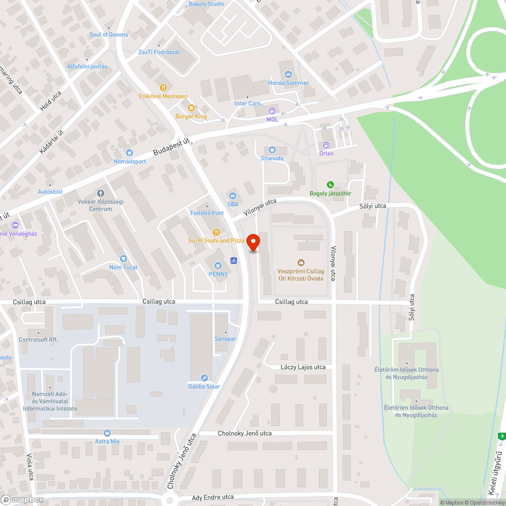 Egy elhagyott autó foglal parkolóhelyet. bejelentés helye