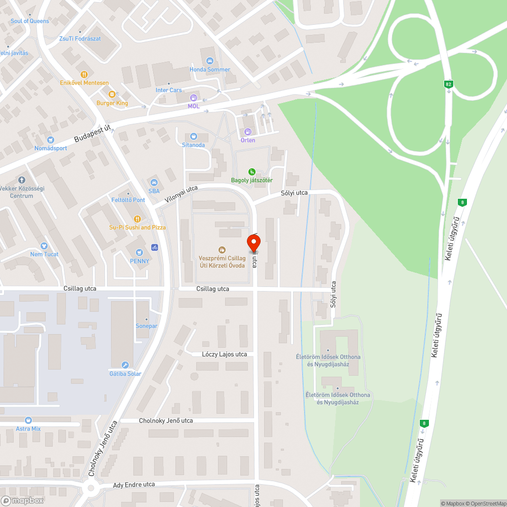 Egy elhagyott autó foglal parkolóhelyet. bejelentés helye