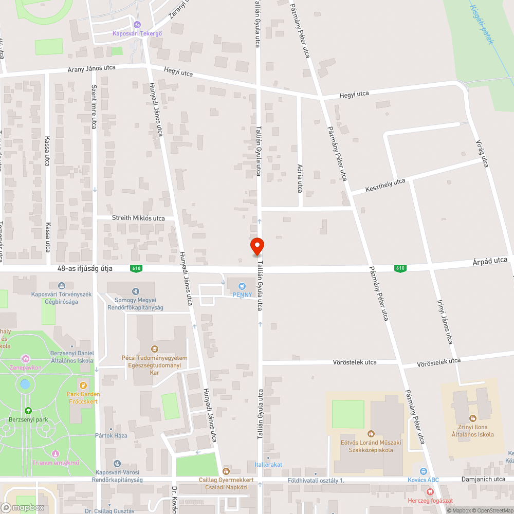 Kopott várakozni tilos tábla bejelentés helye