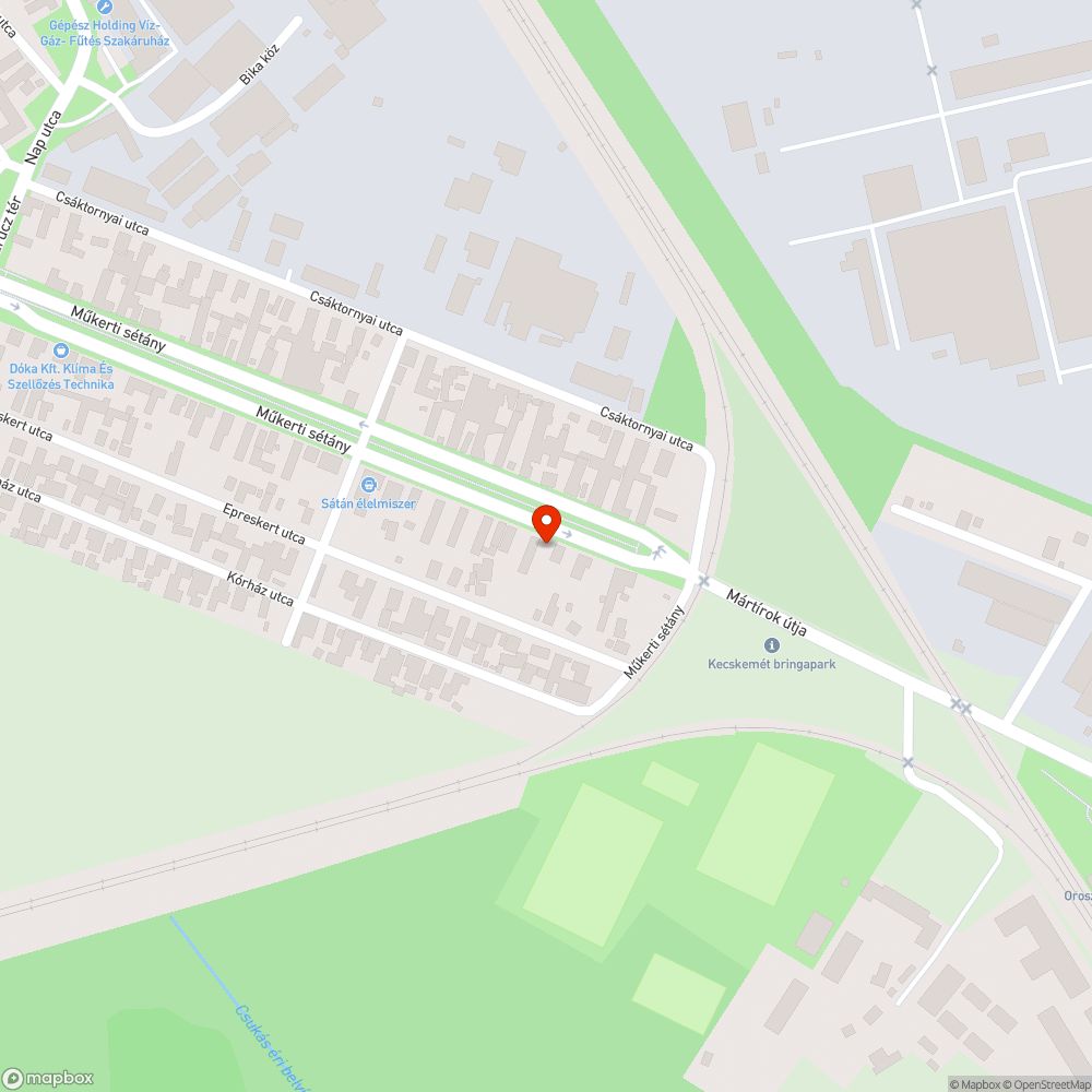 Aknafedél körüli törött beton a Műkerti sétányon bejelentés helye