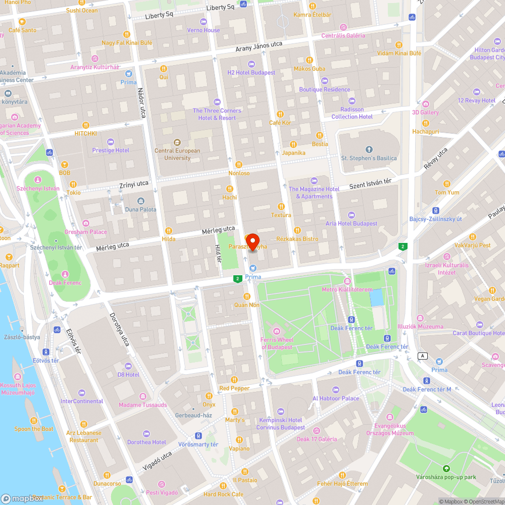 Összetört faveremrács és kidöntött poller a Hild térnél bejelentés helye