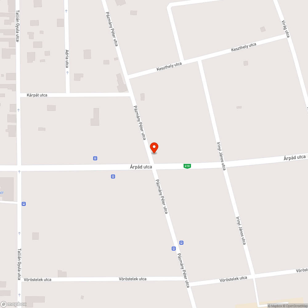 Kopott pergő felületű megállni tilos tábla és kiegészítőtábla bejelentés helye