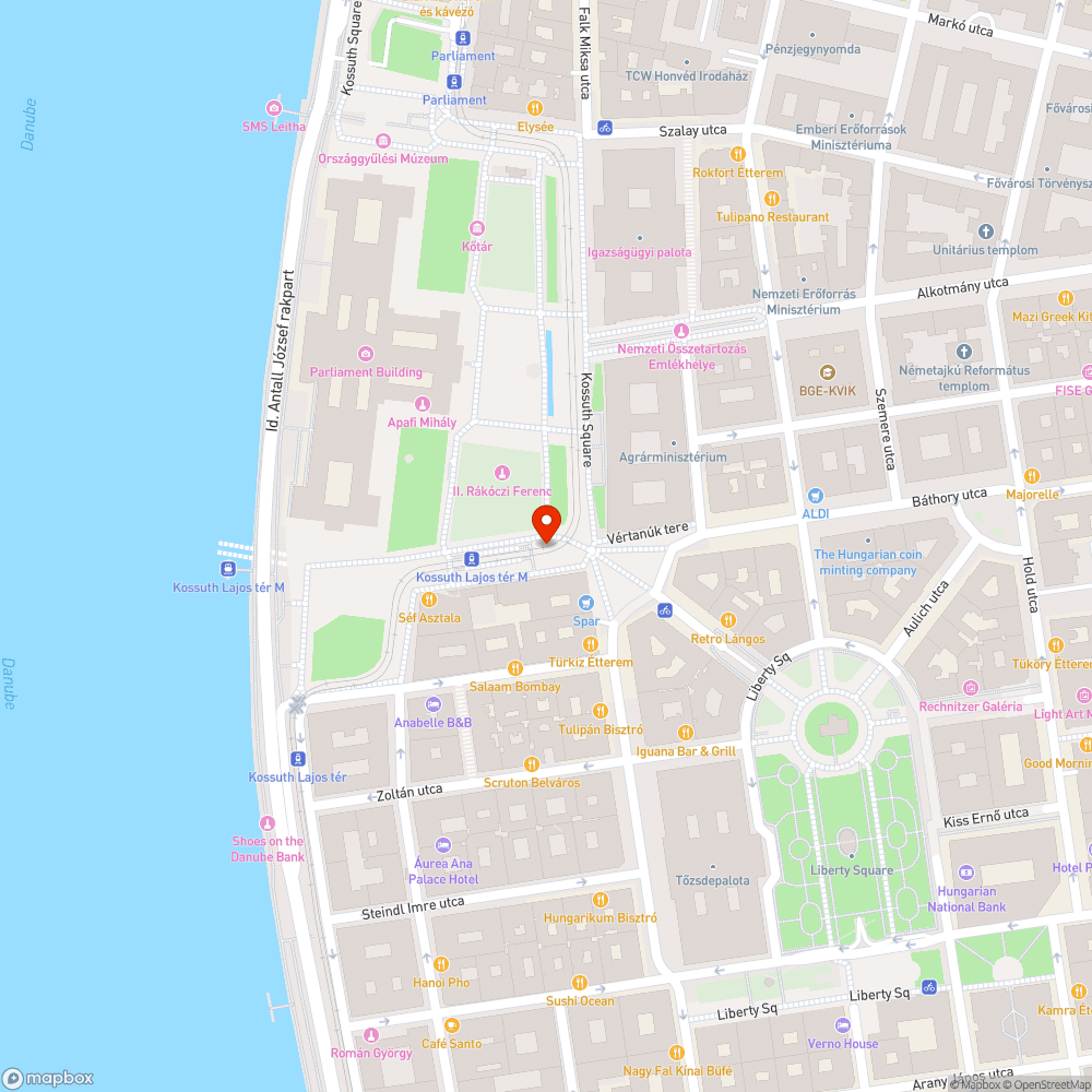 Kossuth téri villamosmegálló várója nem annyira esővédett bejelentés helye