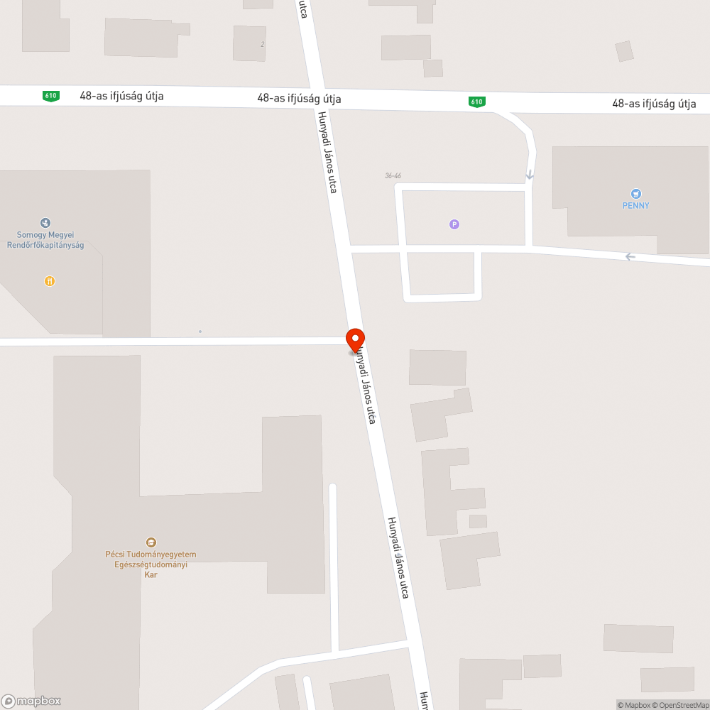 Több oszlopon elhelyezett táblák bejelentés helye