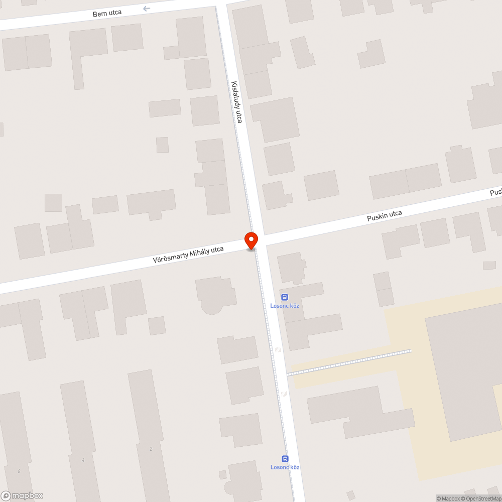 Kopott megállni tilos tábla és kiegészítő tábla bejelentés helye