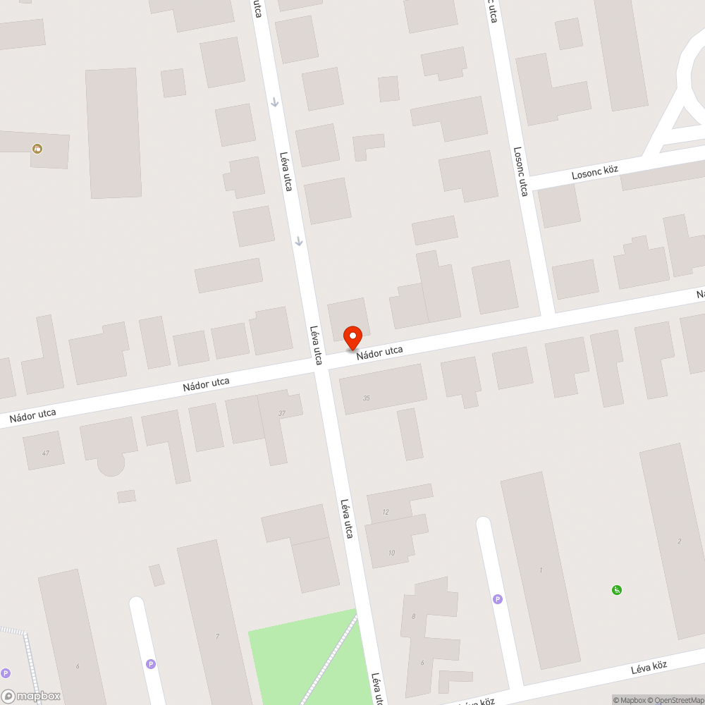 Kopott kötelező haladási irány tábla a Nádor utcában bejelentés helye