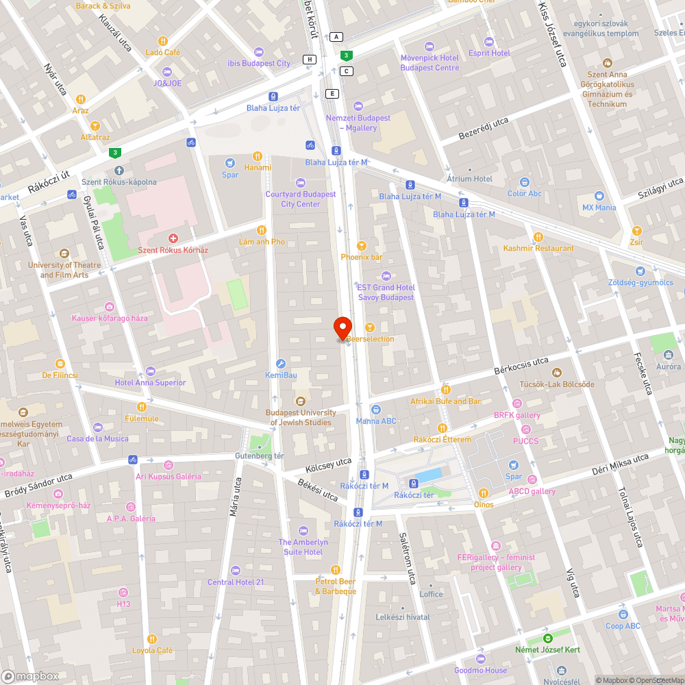 Kopott, firkás padok bejelentés helye