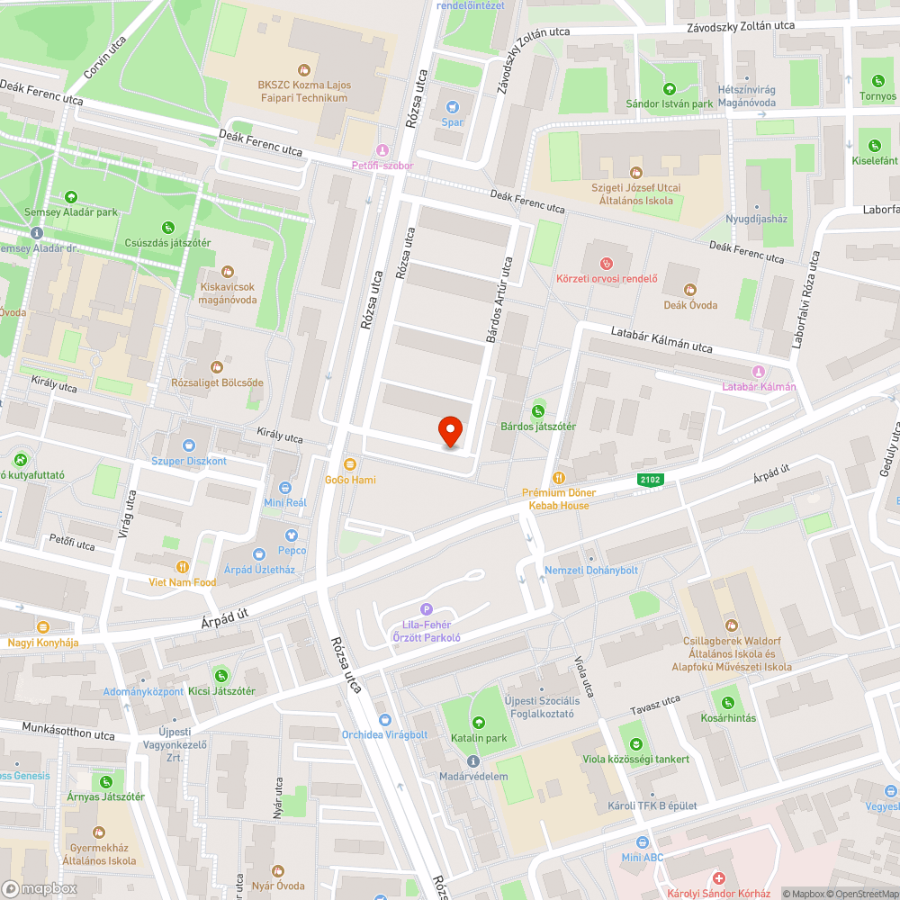 Elhagyott roncs autó a parkolóban bejelentés helye