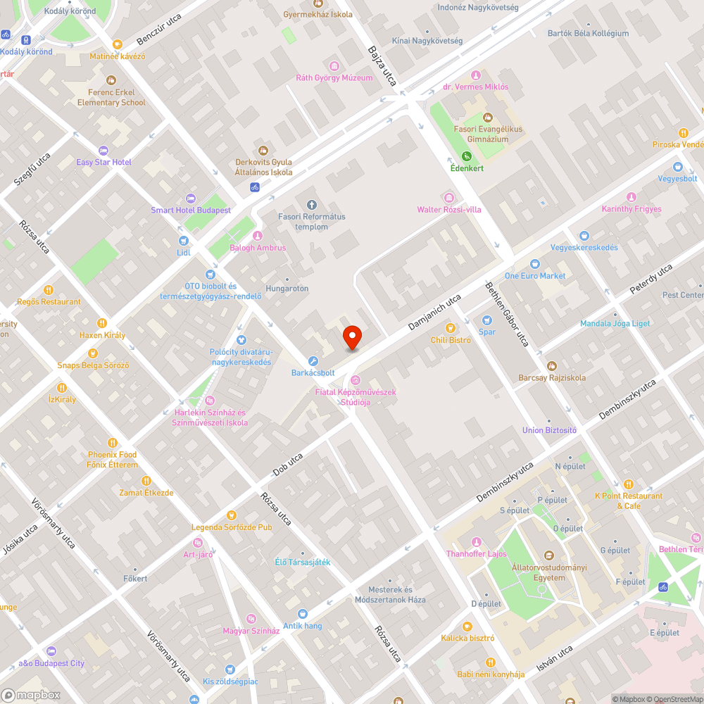 Füvön parkoló rendszám nélküli autó a Damjanich utcában bejelentés helye