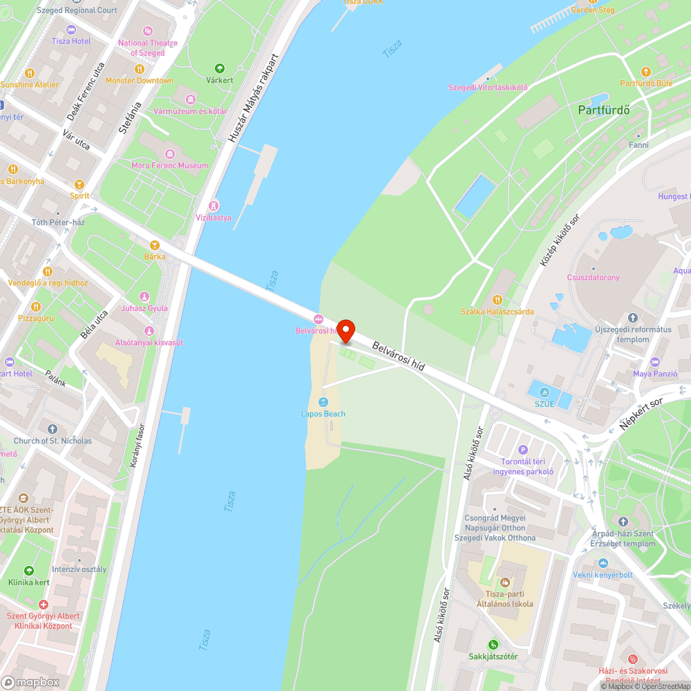 Elhasználódott, régi aknafedél, botlásveszélyesen megemelkedve bejelentés helye