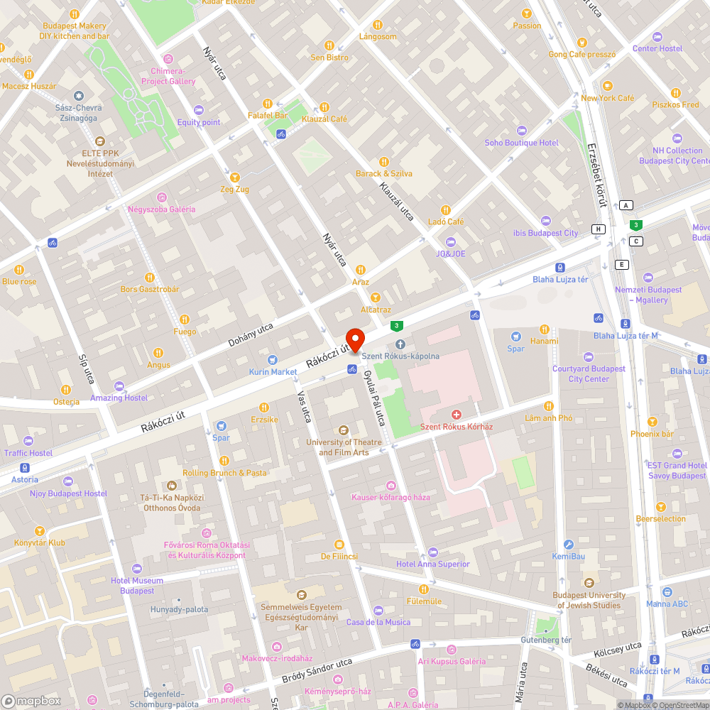 Egy éve otthagyott műanyag leterhelő talpak az útszélen. bejelentés helye