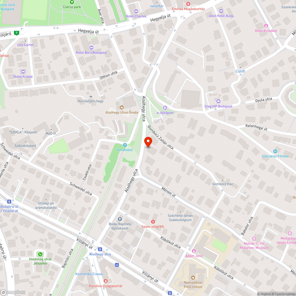 Mindennapos szabálytalan parkolás a járdán bejelentés helye