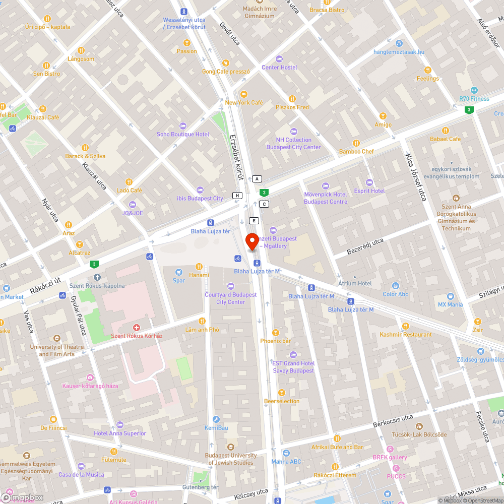 Teleragasztgatott, összefirkált várók, reklámtáblák bejelentés helye