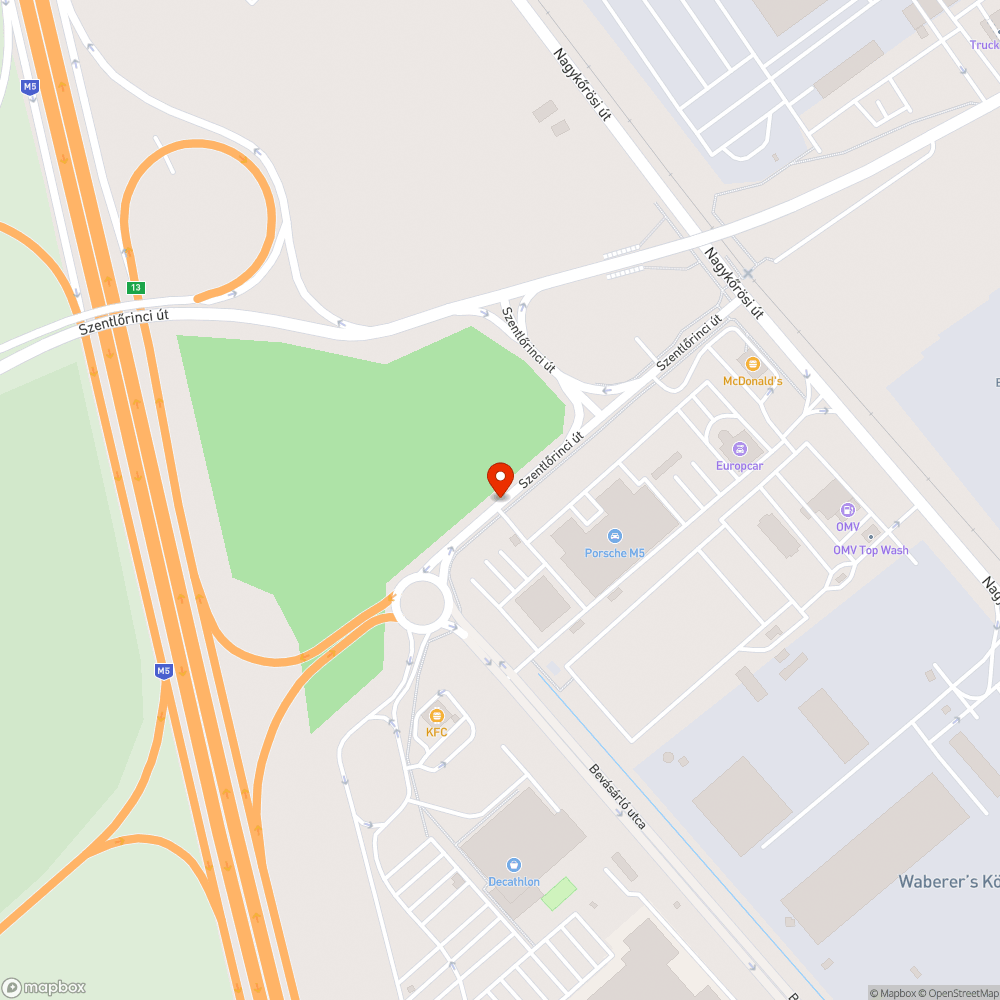 Szétvert, elhagyott autóroncs háttérben csinos szemétkupaccal bejelentés helye