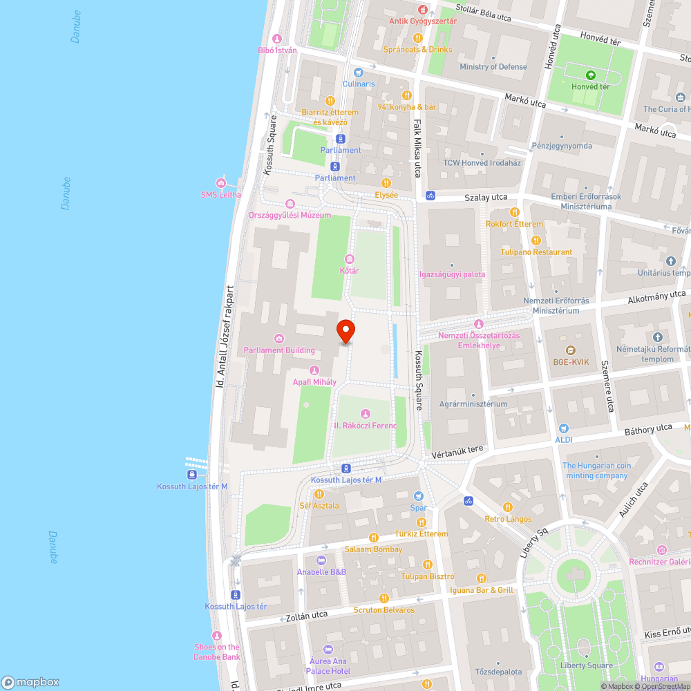 Kossuth tér gyalog-kerékpáros zóna, de behajt a villamos + zóna vége tábla hiány bejelentés helye