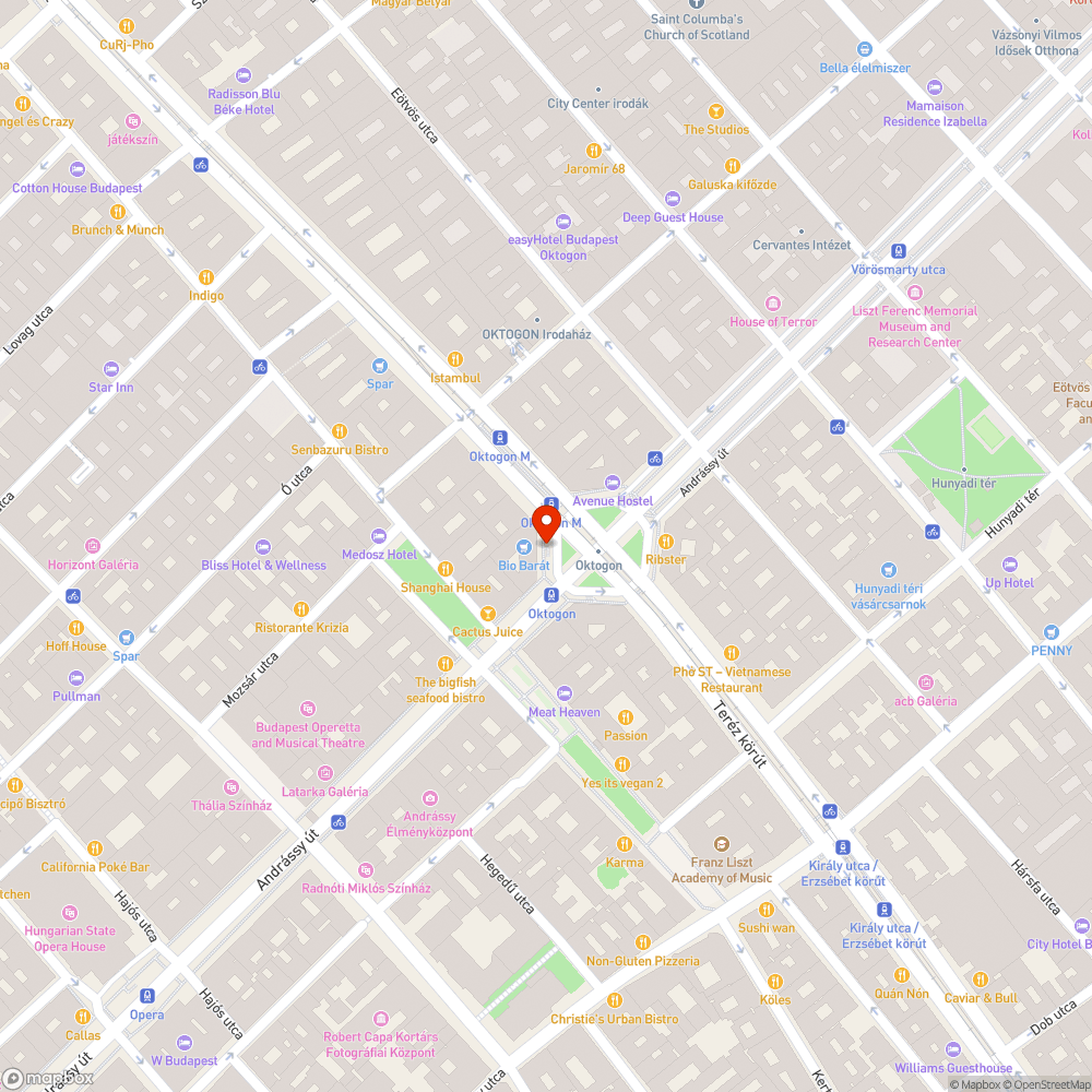 Szétesett/hordott kerékpártámaszok az Oktogonon bejelentés helye