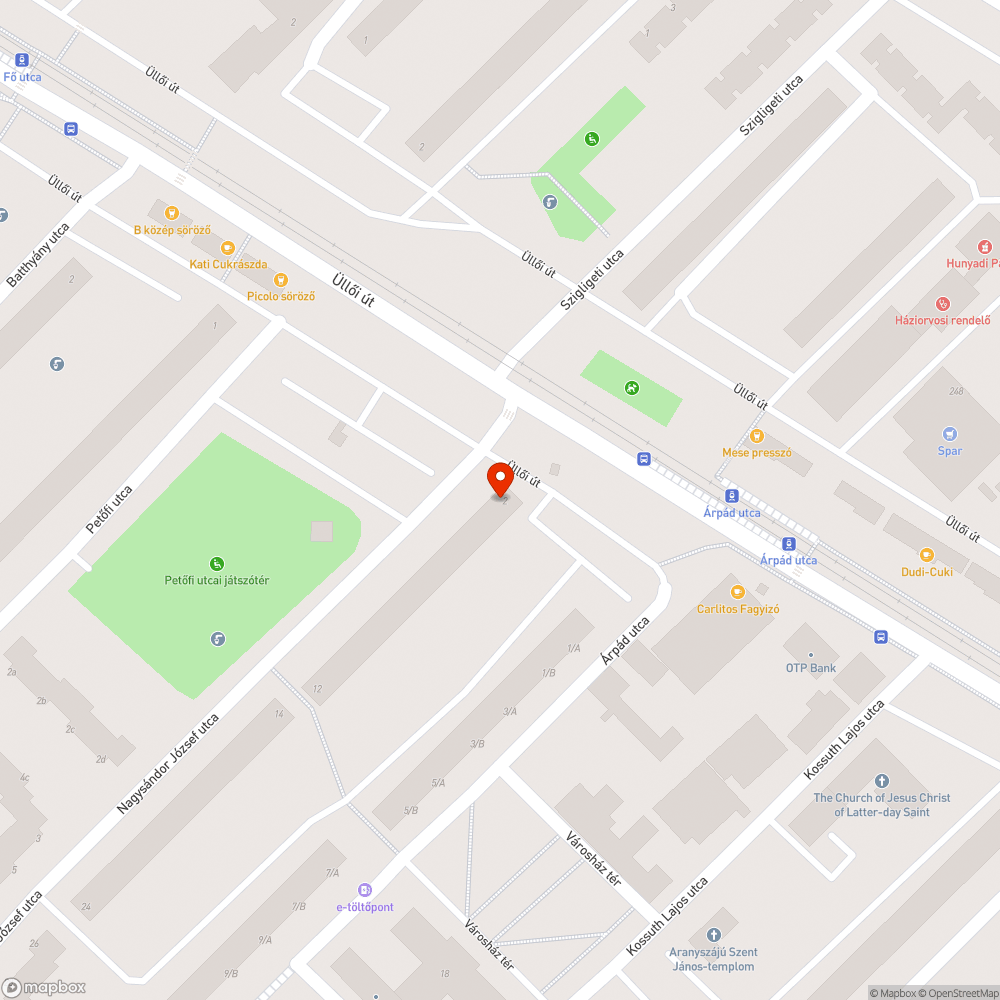 Kátyú a buszmegálló betonja előtt. bejelentés helye