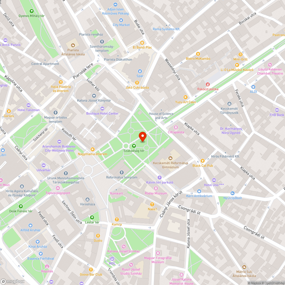 Felszedett térkő a főtéri emlékműnél bejelentés helye