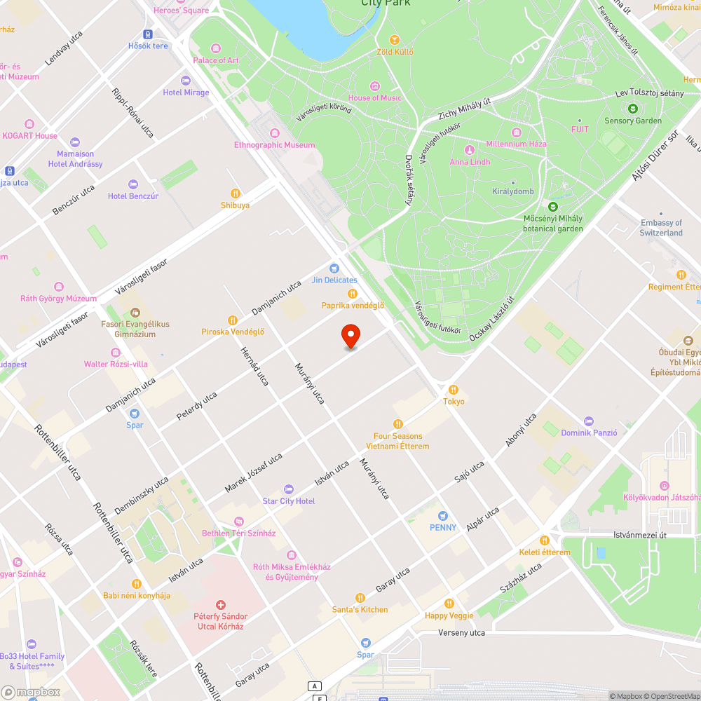 széttört  keret egy fa körül bejelentés helye