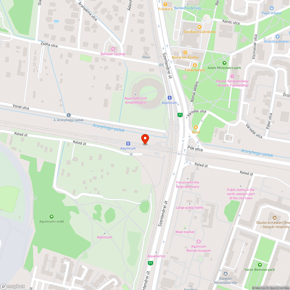 Serken a fű a vasúti peronon bejelentés helye