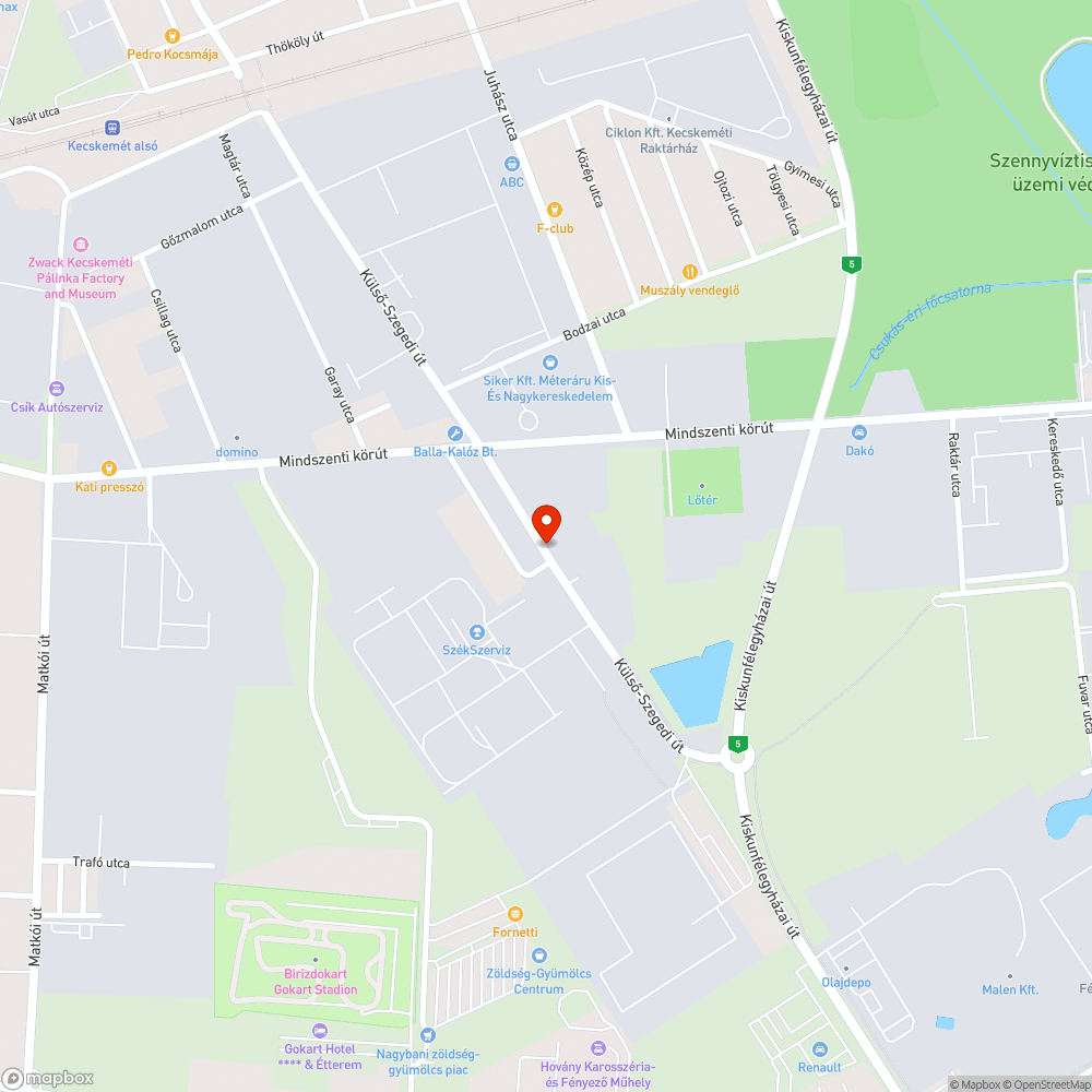 Kilazult és elfordult tábla a Külső-szegedi úton bejelentés helye