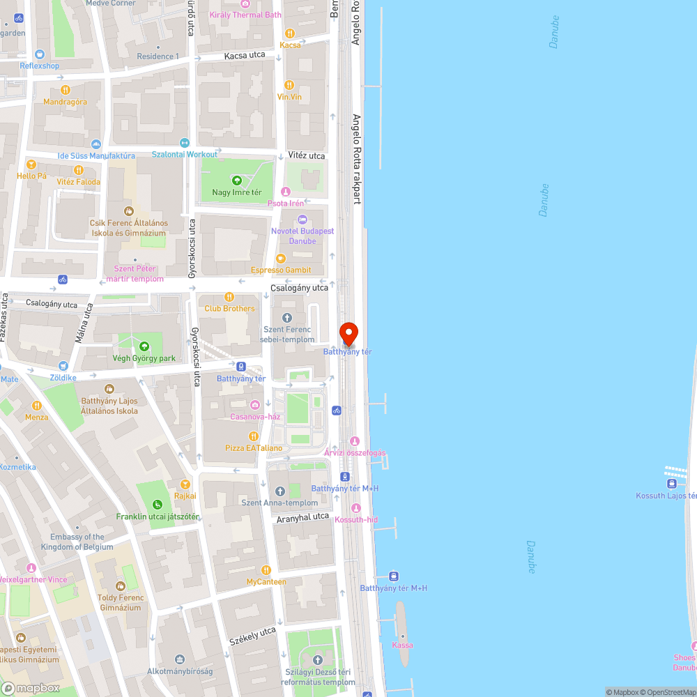 A Parlament előtt lévő rendezvényhajó bejelentés helye