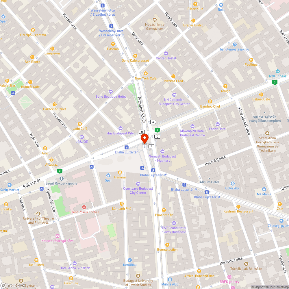 Kőtörmelékek az oszlop mellé rakva. bejelentés helye