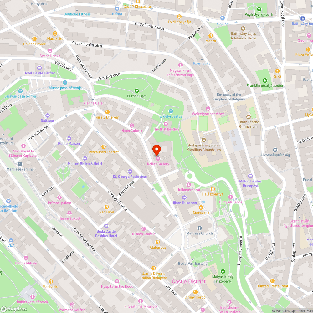 Hetek óta felbontott járda a Várban bejelentés helye