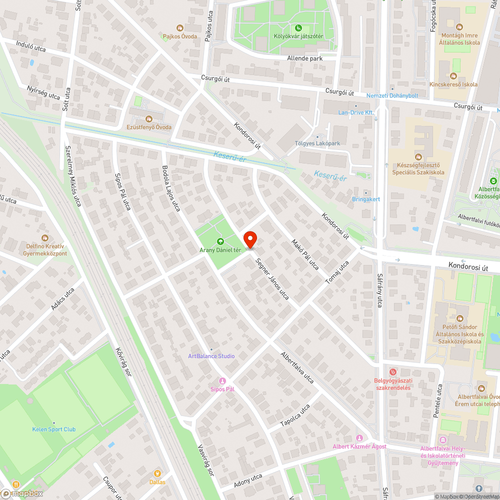 3 autó egy kis téren bejelentés helye