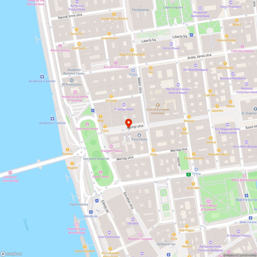 Felesleges kőtömb és kockakövek a faveremrácsban. bejelentés helye