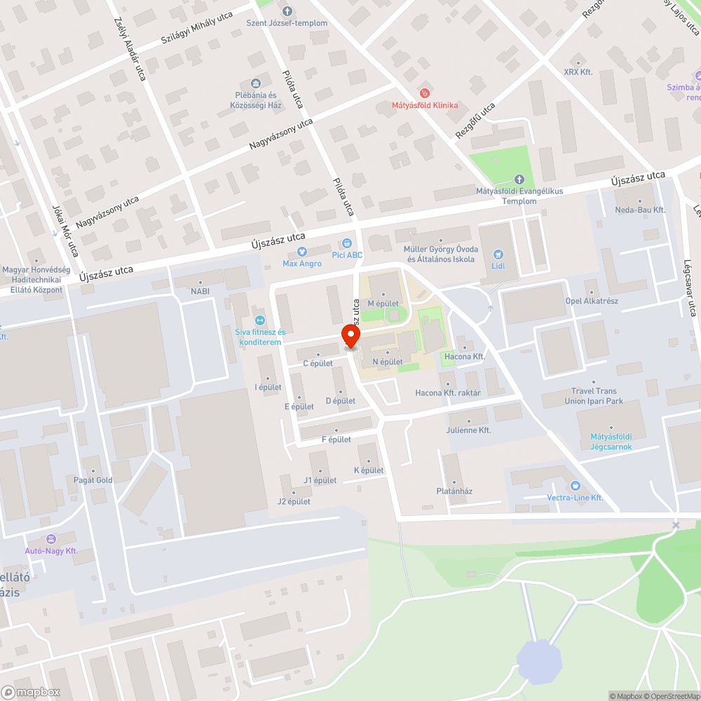 A táblákat benőtték a lombok a gimnáziumnál bejelentés helye