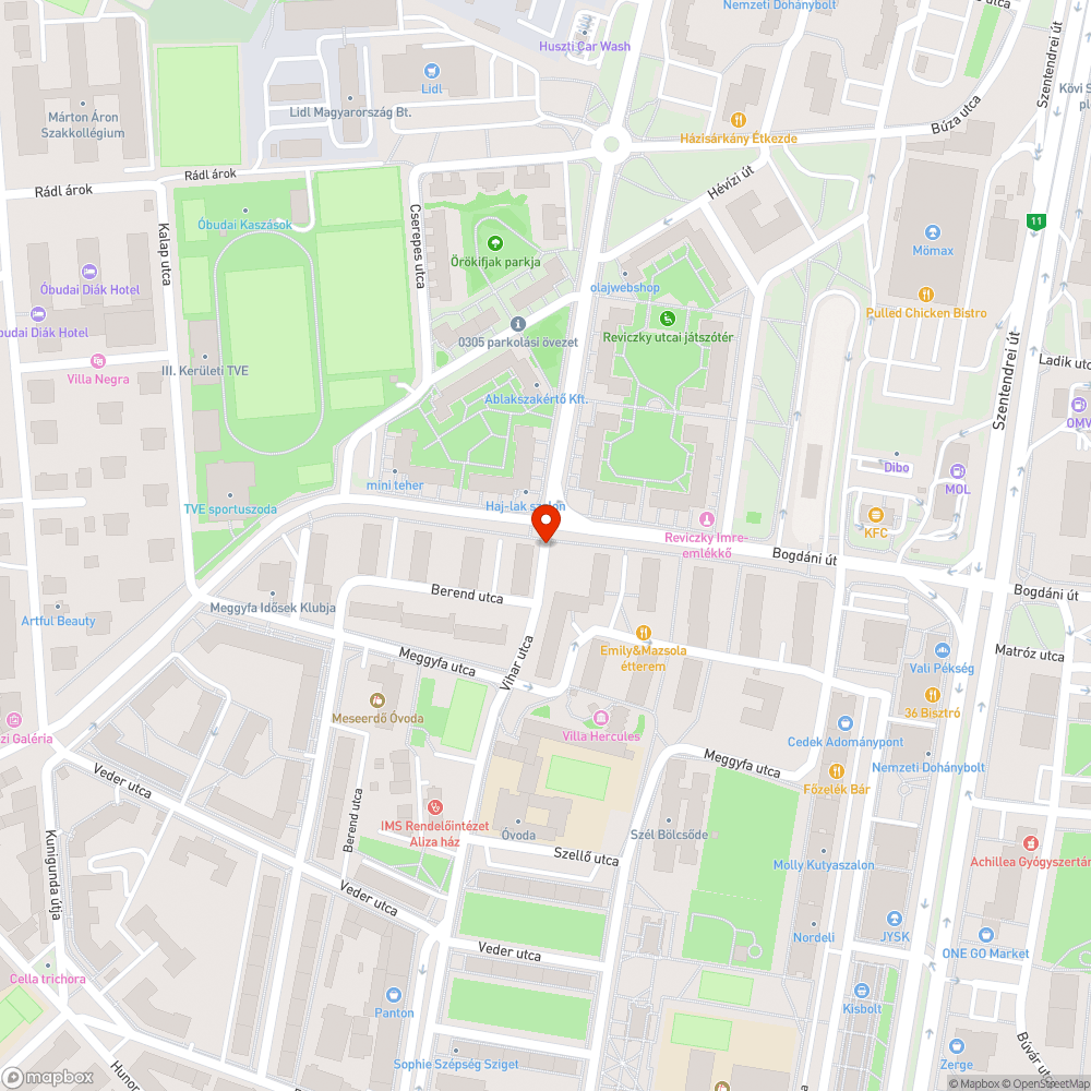 Csatornafedél mellett hatalmas kátyú bejelentés helye