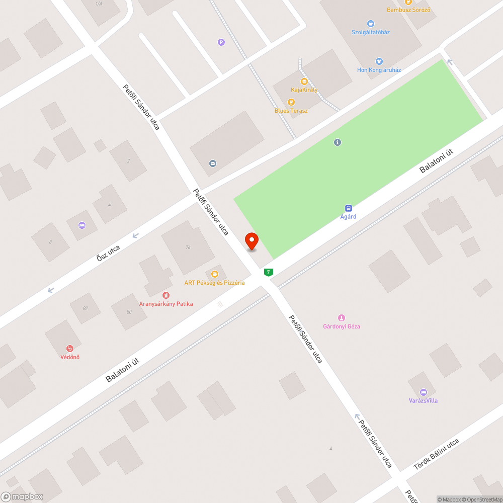 Fa által takart, félig kidőlt tábla bejelentés helye