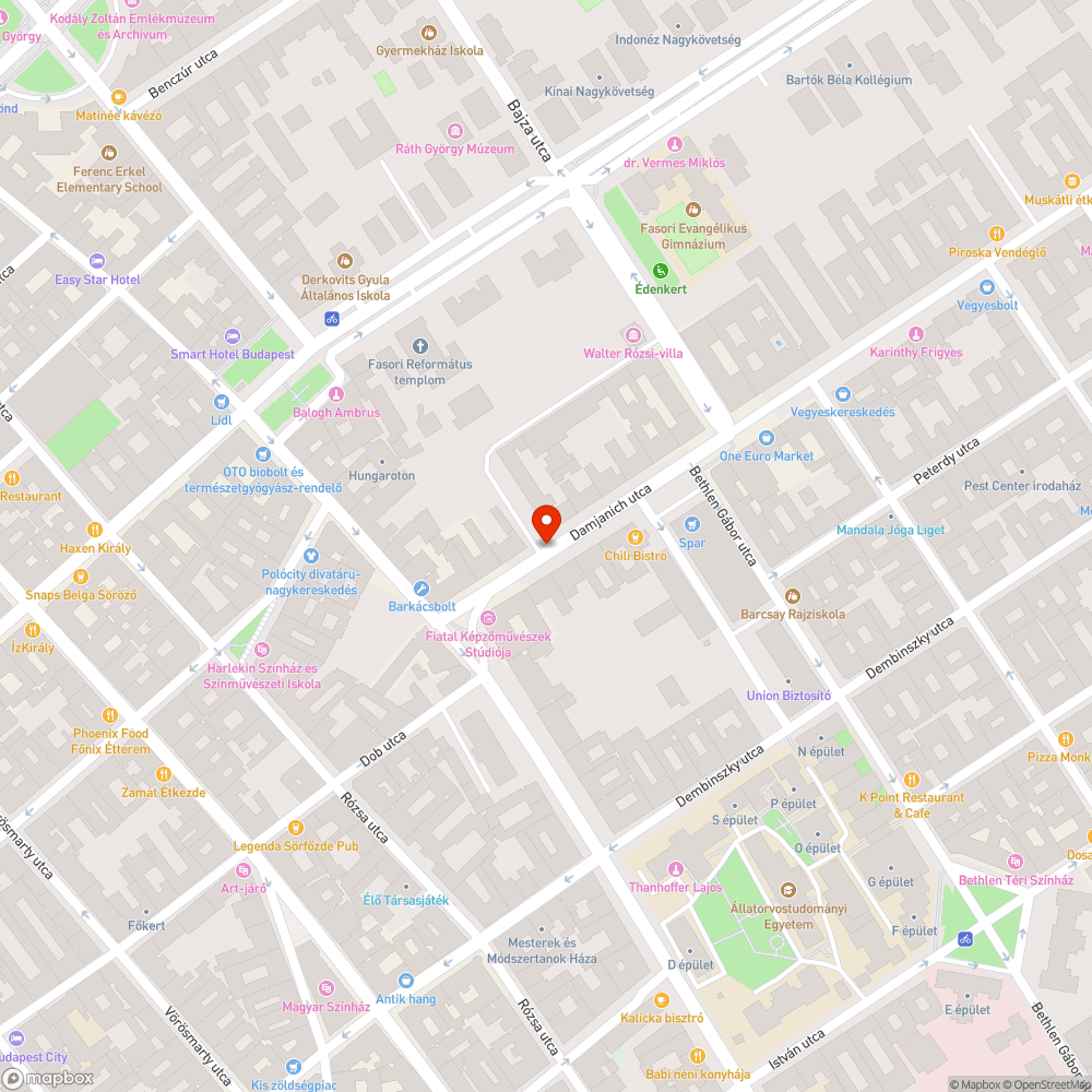 ürülék a "zöld" területen, a járda mellett bejelentés helye