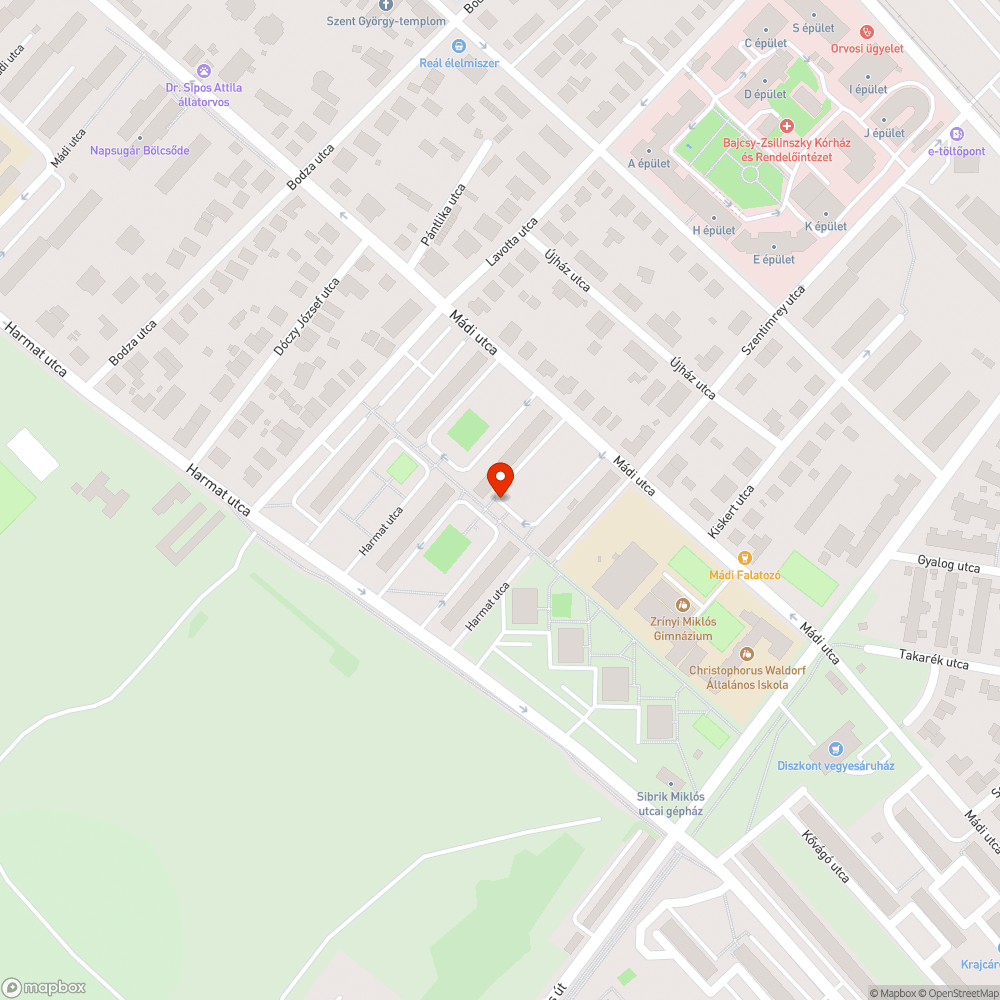 Lavotta utcai lakótelep felújított belső út - parkoló autók közé szorított gyalogos közlekedés bejelentés helye