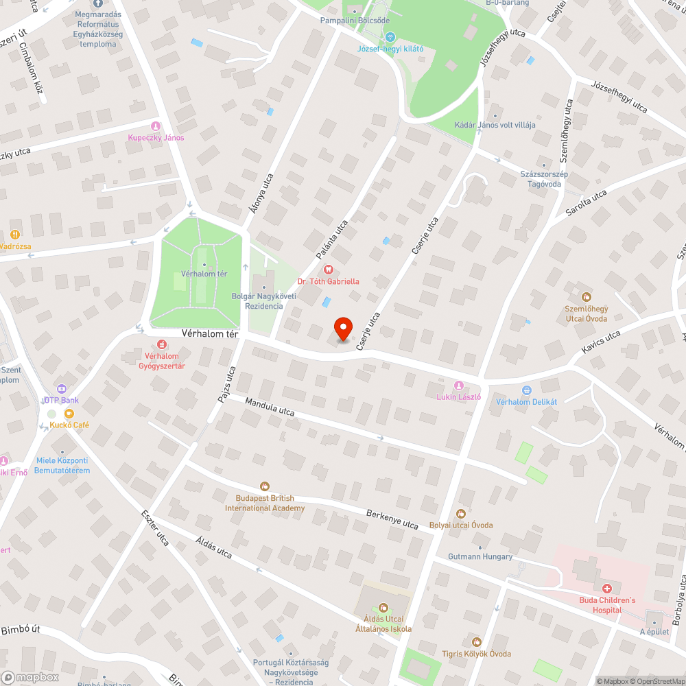 A szűk főúton alig férnek el a buszok a parkoló autóktól bejelentés helye