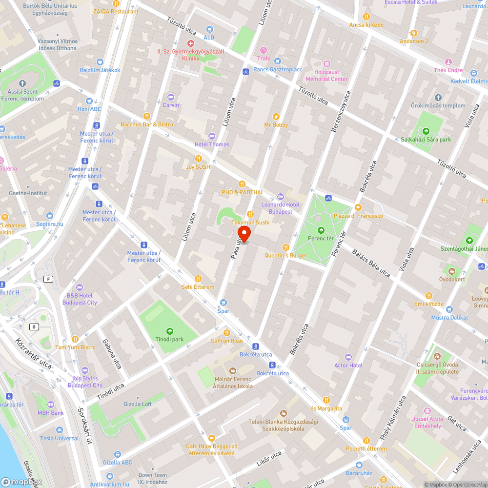 Egy angol rendszámú autó a lezárt járdán parkol a 9.ker-ben bejelentés helye