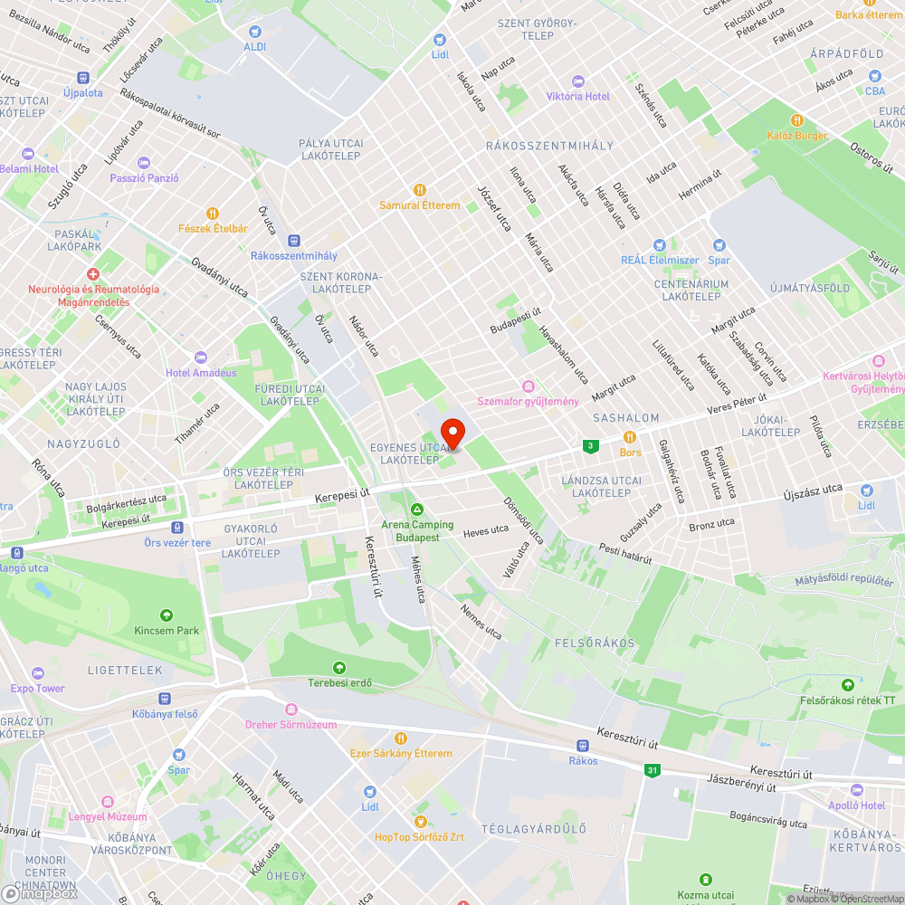 Elhagyott autó, túlzsúfolt irodaház parkoló előtt bejelentés helye