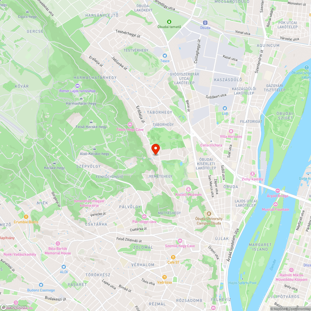 kövek az út szélén a gyalogjárón bejelentés helye