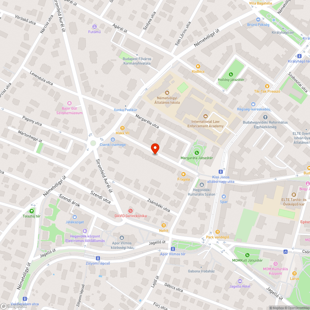 Két sérült keskeny fedlap a Kiss J. altábornagy utca 70 előtt bejelentés helye