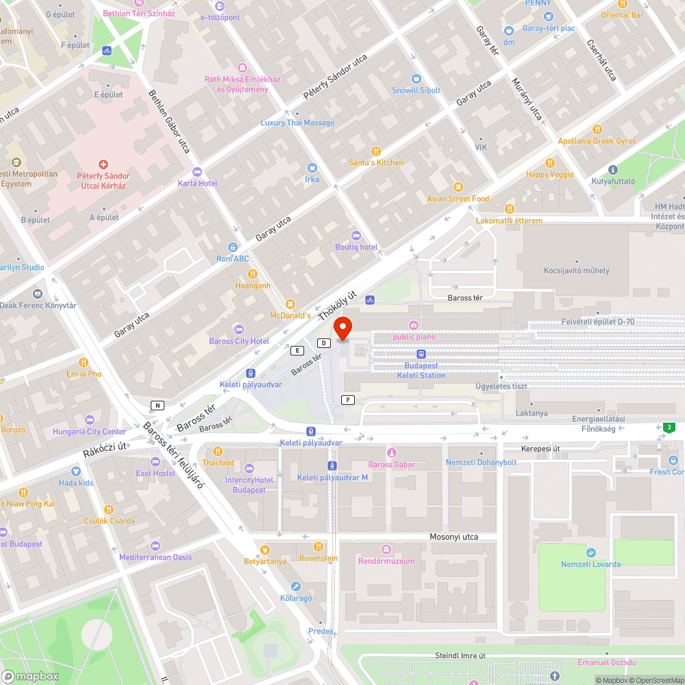 Kilazult rögzítésű díszburkolat a Keleti pályaudvar előtt bejelentés helye