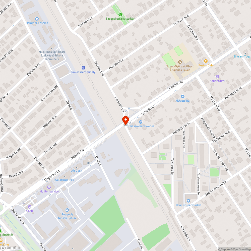 Zöld növényzettel takart közlekedési tábla bejelentés helye