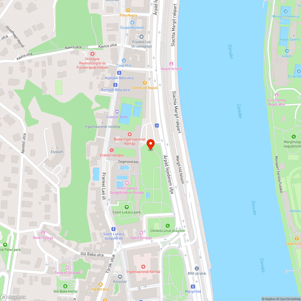 Parkoló autók a járdán és a park füvén bejelentés helye