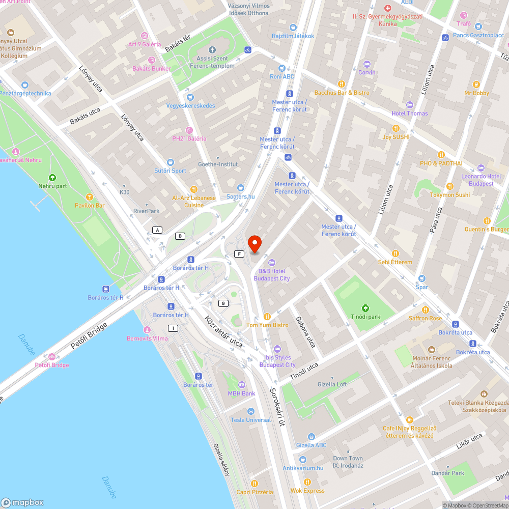 Haszontalan, félrerakott beton virágládák. bejelentés helye