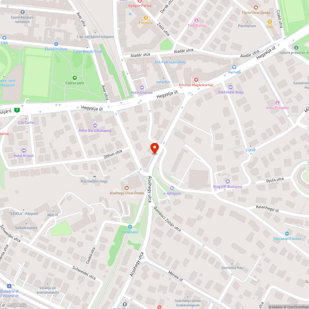 Széttört aszfalt kopórétegű fedlap az Alsóhegy utcában bejelentés helye