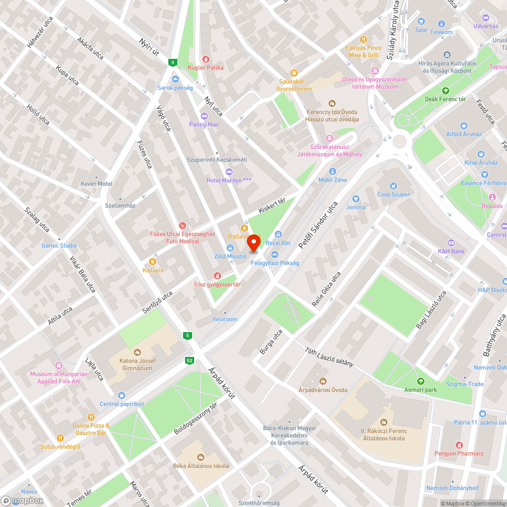 Felgyülemlett szemét és falevél a szalagház mögött bejelentés helye