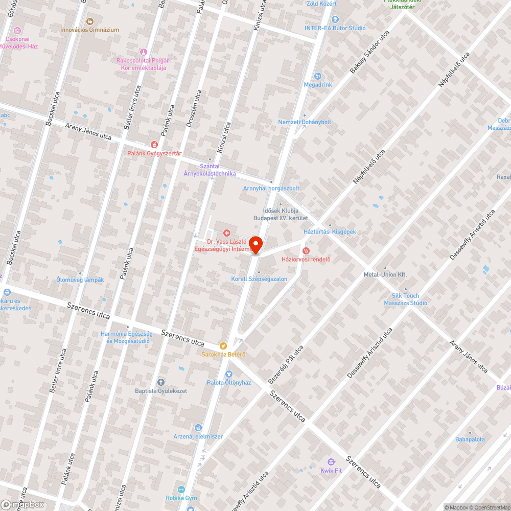 Értelmetlen, megtévesztő táblák az SZTK parkolónál bejelentés helye