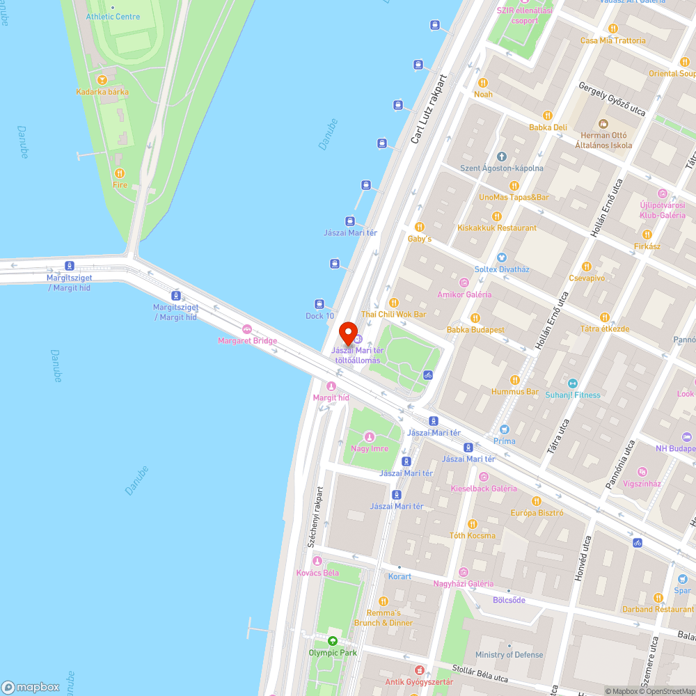 Cigaretta csikkek borítják az emlékmű körüli kockaköveket bejelentés helye